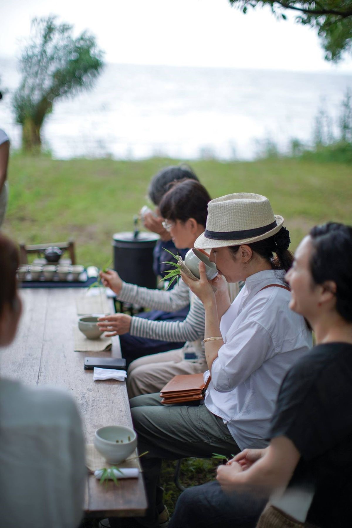 千源农场-TSFARM 一群人坐在湖边喝抹茶